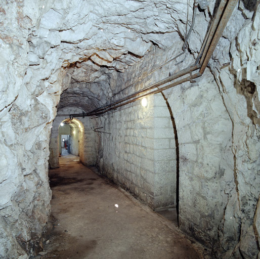 Galerie en caverne (entre caponnière sud-est et casemate de flanquement de la porte du fort) laissée brute de déroquetage.