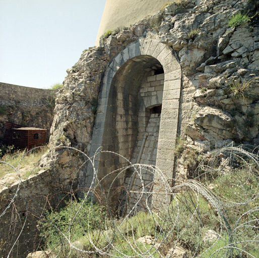 Façade crénelée est de la casemate de la caponnière sud-est, avec son fossé-diamant, flanquant une branche de fossé divergente.