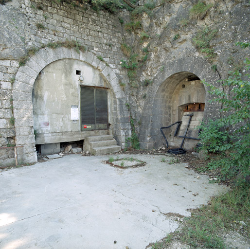 Façade (remaniée) du flanc ouest de la casemate de flanquement de la caponnière nord-est et créneau secondaire à droite.