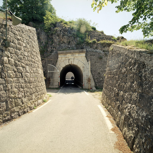 Façade de la porte de sortie vers le reste de la forteresse dont le fort constitue le réduit.