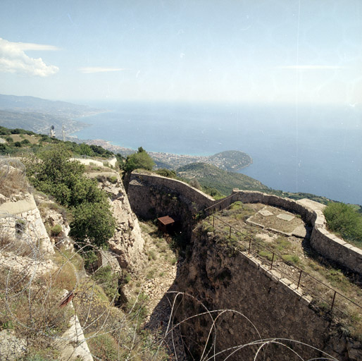 Muraille bâtie de la contrescarpe du fossé sud et contournement de la caponnière sud-est.