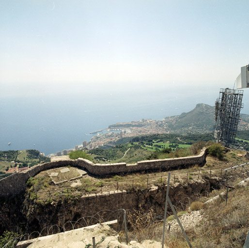 Muraille bâtie de la contrescarpe du fossé sud avec chemin de ronde à emplacements de tir vers la baie de Monaco.