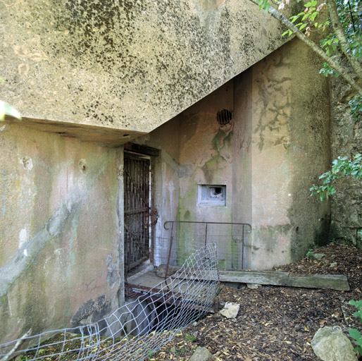 Bloc d'infanterie et d'observation 8, porte d'entrée sous visière flanquée d'un créneau FM précédée d'un fossé-diamant.