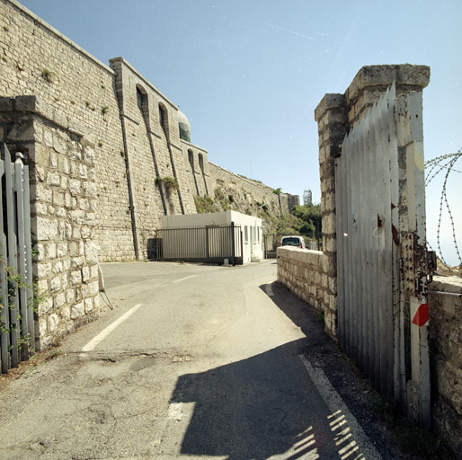 Le front de gorge (ouest) du fort, vu de la route d'accès; les portes intermédiaires coupant la route sont postérieures à 1949.