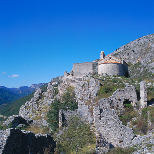 Ruines de l'ancien village de Hautes Gérolières, vue depuis l'est. ; Ruines de l'ancien village de Hautes Gérolières, vue depuis l'est.