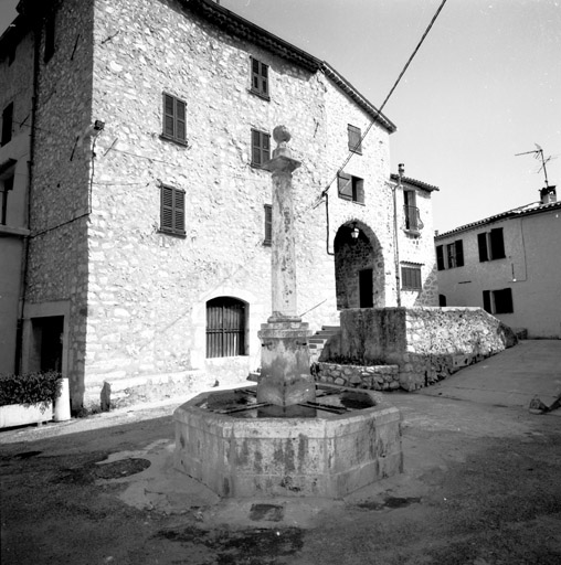 Une des places du village, vue depuis l'ouest.