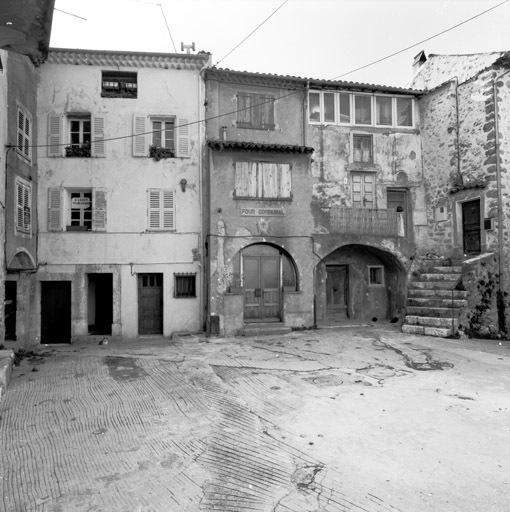 Une des places du village, vue depuis le nord.