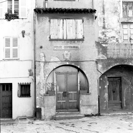 Une des places du village, détail ; la façade du four communal, vu depuis le nord.