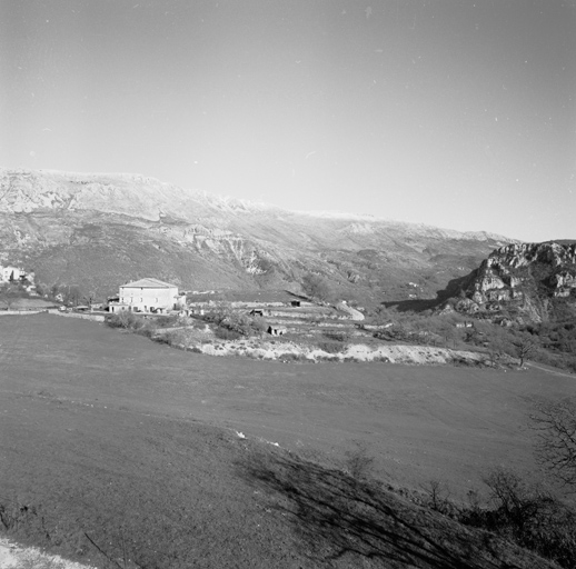 Vue de situation lointaine, depuis le sud.