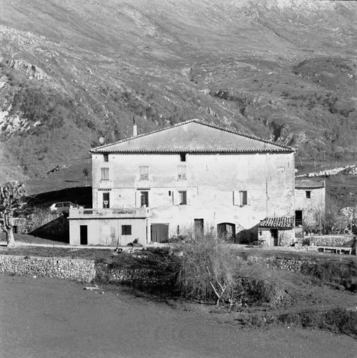 Vue d'ensemble de la façade antérieure, depuis le sud-ouest. ; Cipières. Le Puy. Ferme. Vue d'ensemble de la façade antérieure, depuis le sud-ouest.