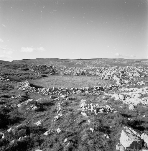 Partie sud du Plateau de Calern : lieu-dit Les Baumes, vu depuis le nord-est, au premier plan une doline aménagée.