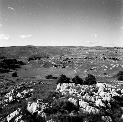 Vue de situation lointaine, depuis le sud-est.