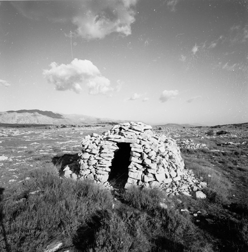 La borie près de la doline : vue d'ensemble depuis le sud-ouest.