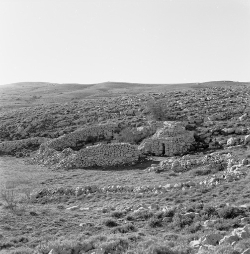 Partie centre sud du Plateau de Calern : lieu-dit Le Rouré, vu depuis l'est, au premier plan un ensemble enclos-cabane (cadastre section G, parcelle 193) en bordure d'une doline aménagée.