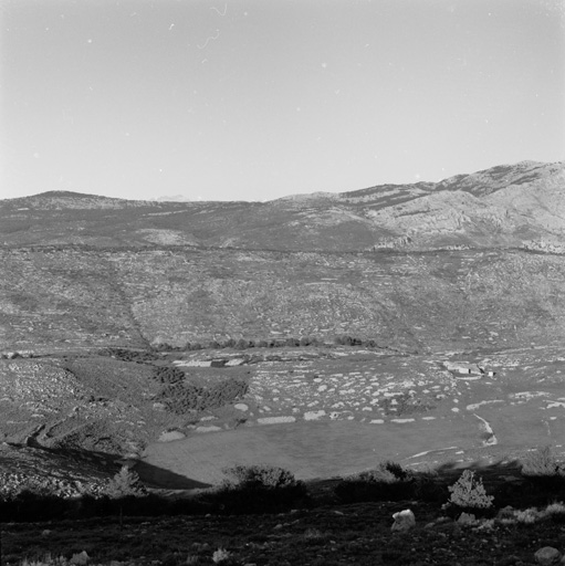 Partie nord du Plateau de Calern vue depuis le sud : au premier plan le lieu-dit Le Teil et sa bergerie n°1 (à droite, cadastre section G, parcelle 250), au second plan le versant méridional de la crête (du Serre) du Gros Pounch, en arrière plan la montagne du Cheiron (à droite) et son prolongement vers l'ouest.