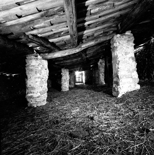 L'intérieur de la bergerie vu du nord-ouest. ; Cipières, Vaumeillane. Couverture de la bergerie sur piliers.