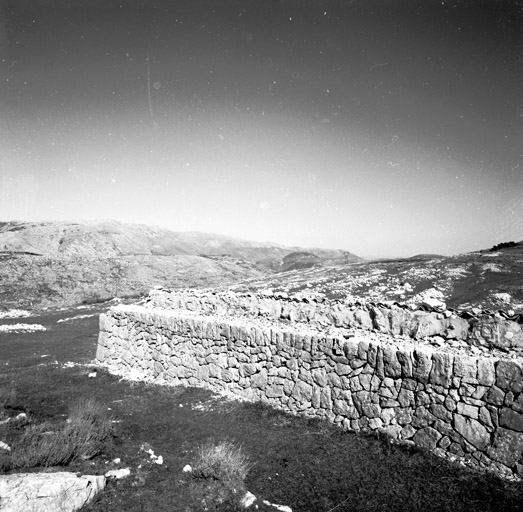 La bergerie de pierres-sèches : le mur amont, vu du sud-ouest.