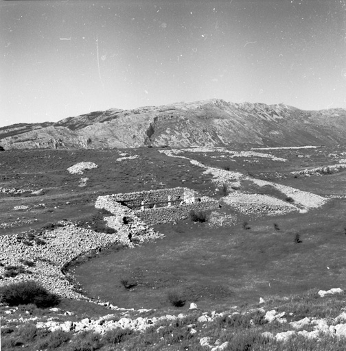 Vue de situation, depuis le sud-ouest. ; Cipières, le Teil. Vue de situation, depuis le sud-ouest.