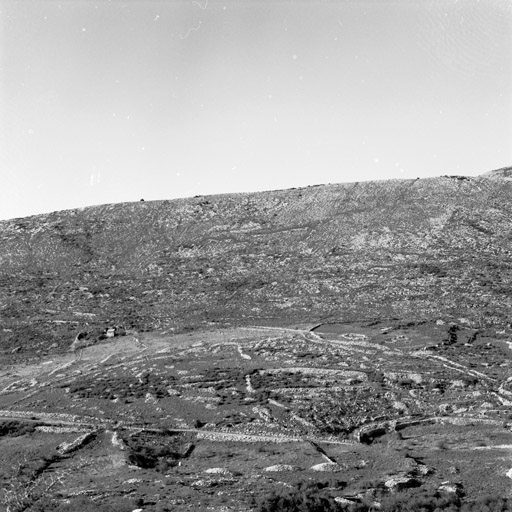 Extrémité nord du Plateau de Calern vue vers le nord : au premier plan le débouché oriental de La Combe, en arrière plan la crête (Le Serre) du Gros Pounch.