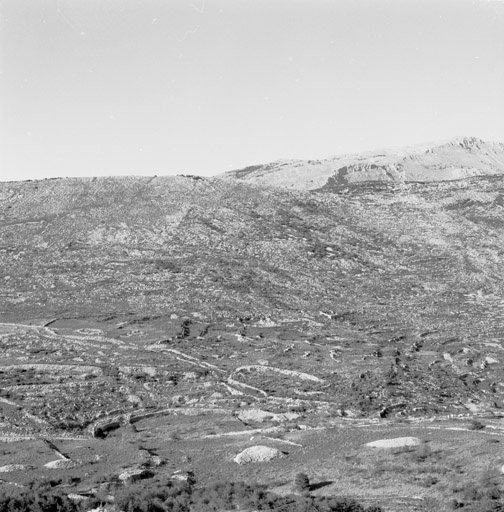 Extrémité nord du Plateau de Calern vue vers le nord-est : au premier plan le débouché oriental de La Combe, au second plan la crête (Le Serre) du Gros Pounch, en arrière plan (à droite) la montagne du Cheiron.