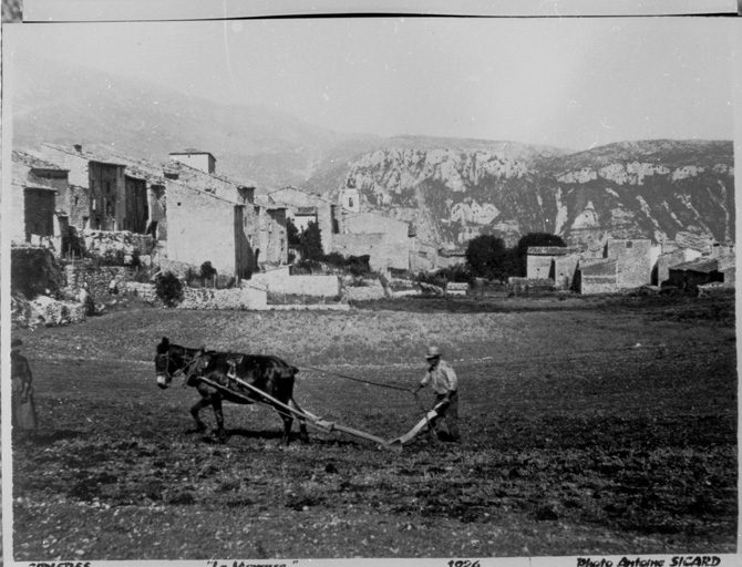 Champ labouré en bordure de l'agglomération, vu depuis l'ouest.