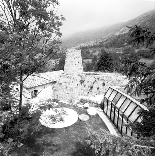 Vue d'ensemble, depuis le sud-est (au centre le réservoir vertical, à droite la conduite forcée).