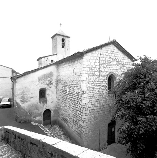 Vue d'ensemble depuis le nord-ouest. ; Coursegoules. Eglises. Eglise paroissiale Sainte-Marie-Madeleine. Vue d'ensemble depuis le nord-ouest.