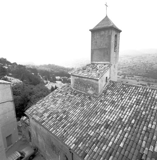 Eglise paroissiale Sainte-Marie-Madeleine. ; Le clocher et la pièce munie de meurtrières de fusillade, vue extérieure depuis le nord-ouest.