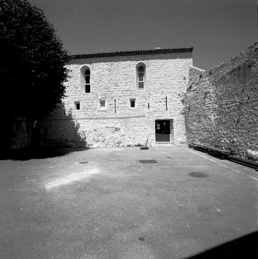 Vue d'ensemble de l'élévation est, avec les meurtrières puis les fenêtres de l'ancien château-fort (au milieu de l'élévation) et les fenêtres de la chapelle des Pénitents (au haut de l'élévation), vue depuis l'est.