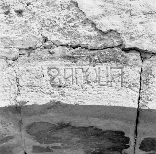 La façade, détail : inscription portée sur la clef de l'arc, vue de l'ouest.