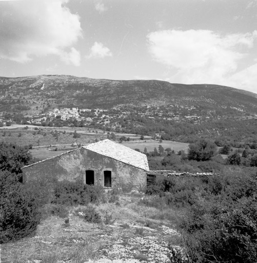 Vue d'ensemble, depuis le sud. ; Coursegoules, Sigariès. Bergerie aménagée en 1758.