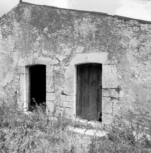 Elévation sud, détail : les portes des deux fenils, vue depuis le sud-est. ; Coursegoules. Sigariès. Bergeries. Elévation sud, détail : les portes des deux fenils, vue depuis le sud-est.