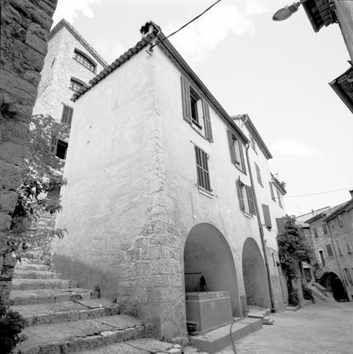 Une rue du village. ; Vue d'ensemble, depuis l'ouest.