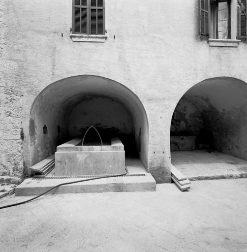 Etage de soubassement : les deux espaces voûtés (à gauche le lavoir, à droite la fontaine), vu depuis le sud.