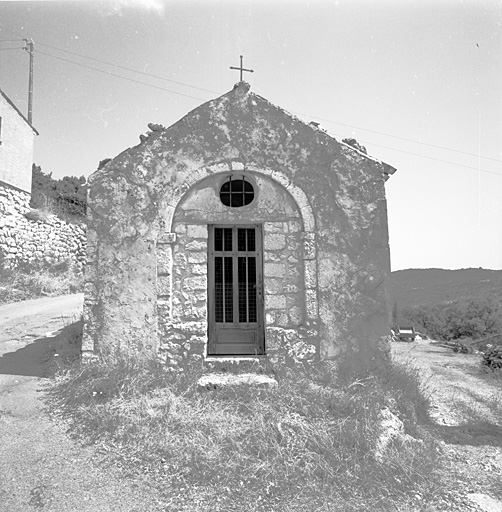 La façade : vue d'ensemble depuis l'ouest.