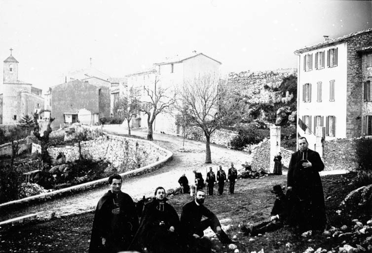 L'entrée du village, côté est, vue depuis le sud-est.