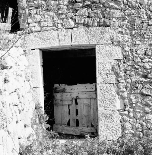 Elévation ouest des bergeries, détail : encadrement de porte, vu depuis l'ouest.