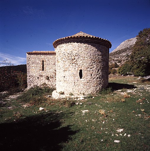 Le chevet, vue d'ensemble depuis l'est. ; Coursegoules. Eglises. Eglise paroissiale dite chapelle Saint-Michel. Le chevet, vue d'ensemble depuis l'est.