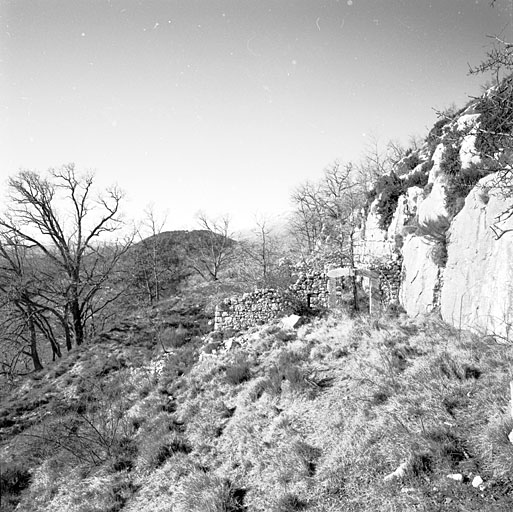 Vue de situation, depuis l'est.