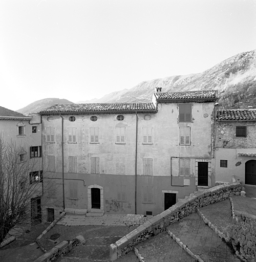 Vue d'ensemble depuis le sud-est. ; Coursegoules. Maison de notaire.