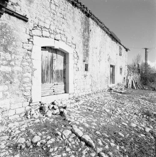 L'élévation sud, vue depuis l'ouest (l'appareil du bas Moyen-Age est visible en plusieurs endroits).