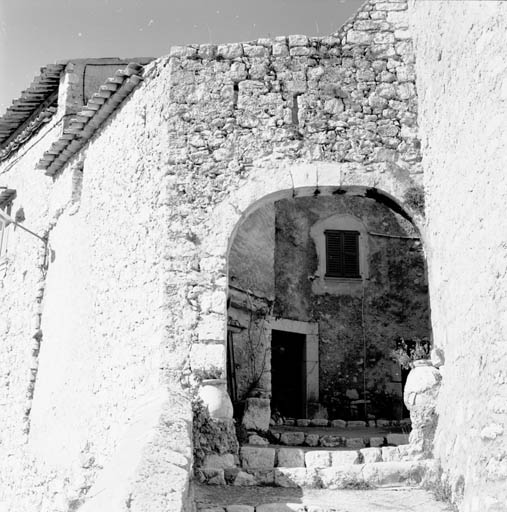 La porte sud-est, détail : la porte elle-même (remaniée dans sa partie droite) et deux des meurtrières, vues depuis le sud-est.