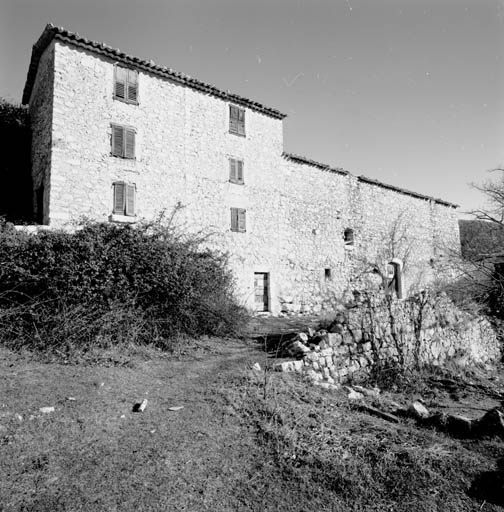 Les logements et la bergerie est, vus depuis le sud-ouest, montrant les juxtapositions successives des bâtiments. ; Coursegoules. L'Autreville. Ferme. Les logements et la bergerie est, vus depuis le sud-ouest, montrant les juxtapositions successives des bâtiments.