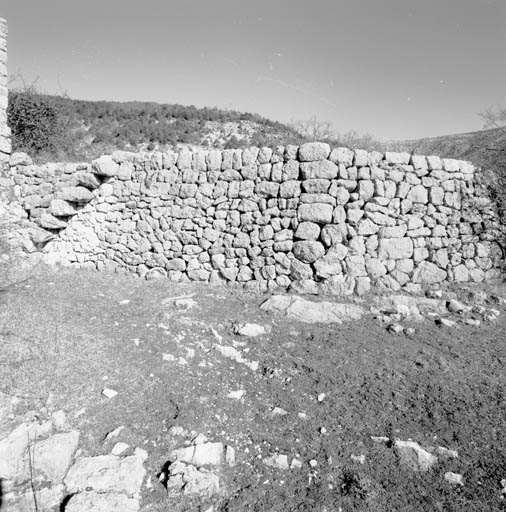 L'aire, détail : le mur de soutènement, vu depuis le sud-est.