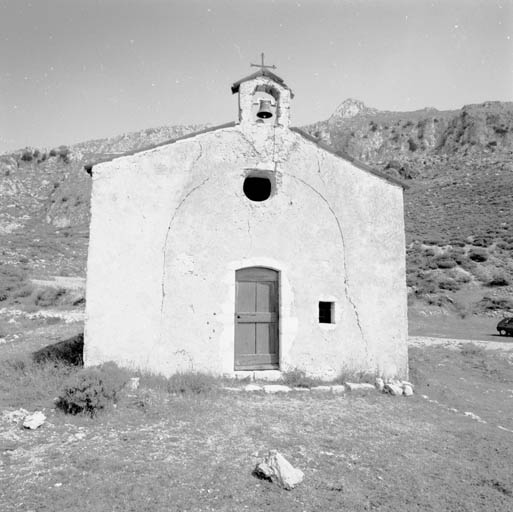 La façade, vue depuis le sud-est. ; Gréolières. Eglises. Chapelle Sainte-Pétronille, Notre-Dame-d'Espérance. La façade, vue depuis le sud-est.