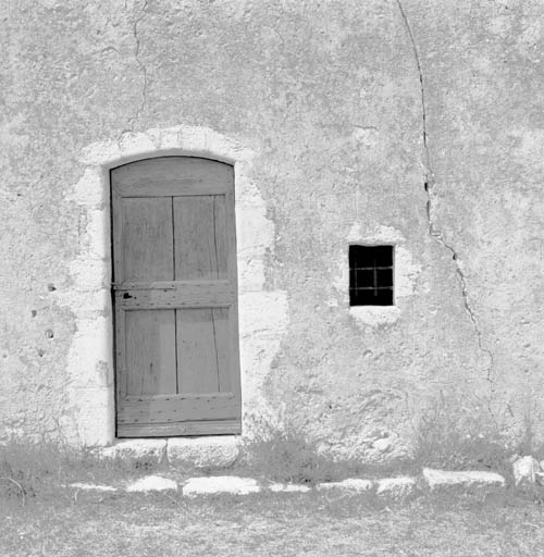 La façade, vue depuis le sud-est : détail, la porte.