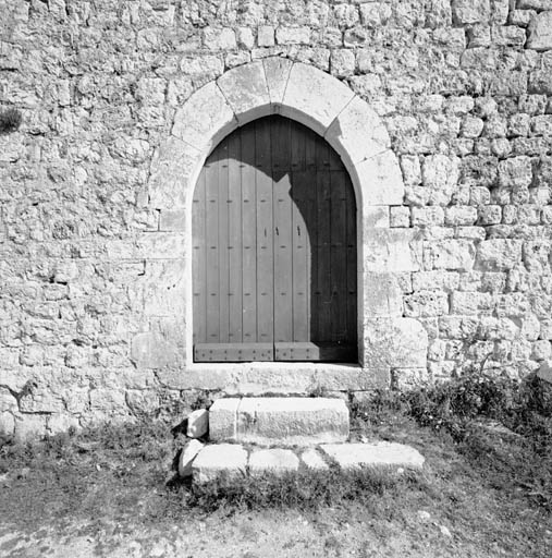 La façade antérieure, détail : la porte principale, vue depuis le sud.