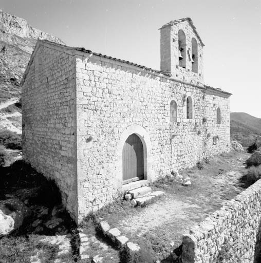 Vue d'ensemble depuis le sud-ouest. ; Gréolières. Eglises. Eglise paroissiale dite chapelle Saint-Etienne. Vue d'ensemble depuis le sud-ouest.