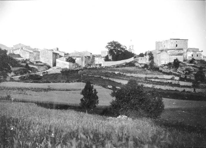 Vue du village depuis l'ouest.