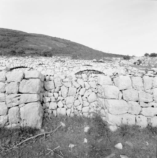 L'élévation sud, détail : porte murée, vue depuis le sud.